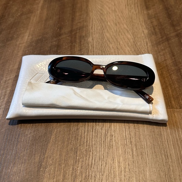 Like new Le Specs Outta Love sunglasses - Picture 1 of 4